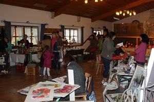 Künstlermarkt drinnen 2012 vom Montessori Kindergarten Frasdorf