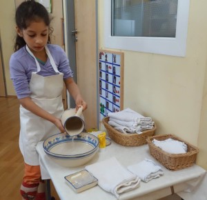 Übung des täglichen Lebens - Hände waschen1 im Montessori Kindergarten Frasdorf