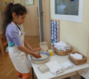 Übung des täglichen Lebens - Hände waschen2 im Montessori Kindergarten Frasdorf