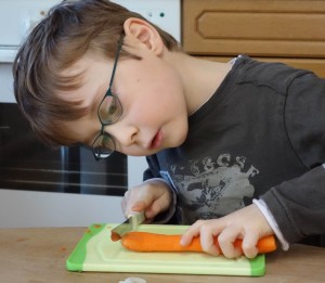 Übung des täglichen Lebens - Karotte schneiden im Montessori Kindergarten Frasdorf