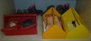 Übung des täglichen Lebens - Schuhputzmaterial im Montessori Kindergarten Frasdorf
